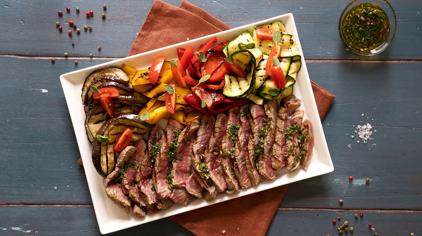 Tagliata di scottona alla griglia con verdure e salsa al prezzemolo Conad Tagliata di scottona alla griglia con verdure e salsa al prezzemolo Conad